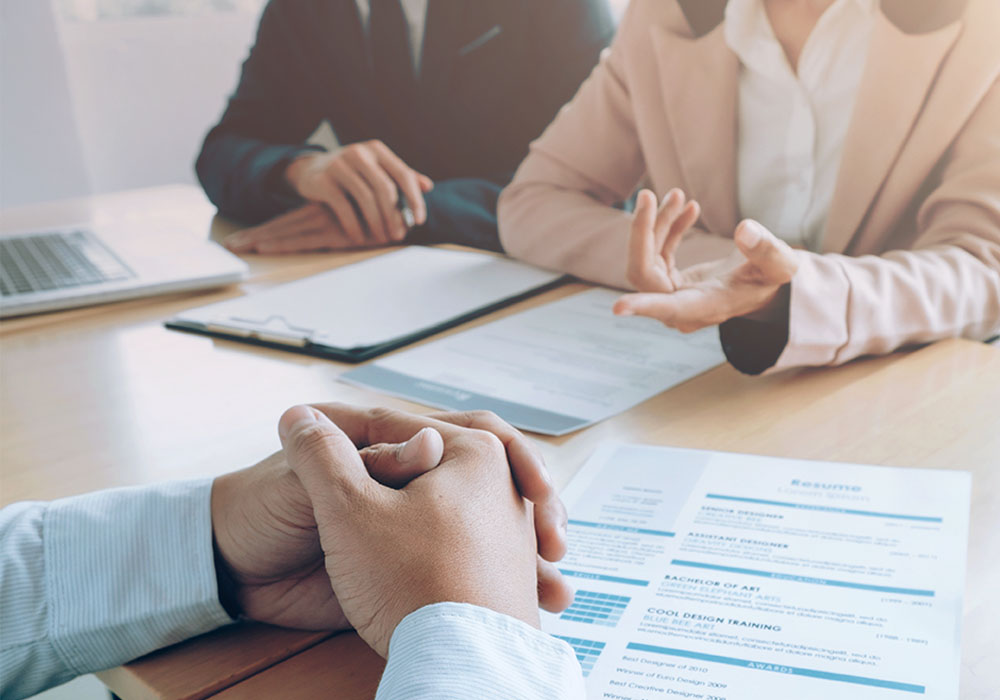 Imagem mostrando um processo de recrutamento e seleção de pessoas em uma empresa
